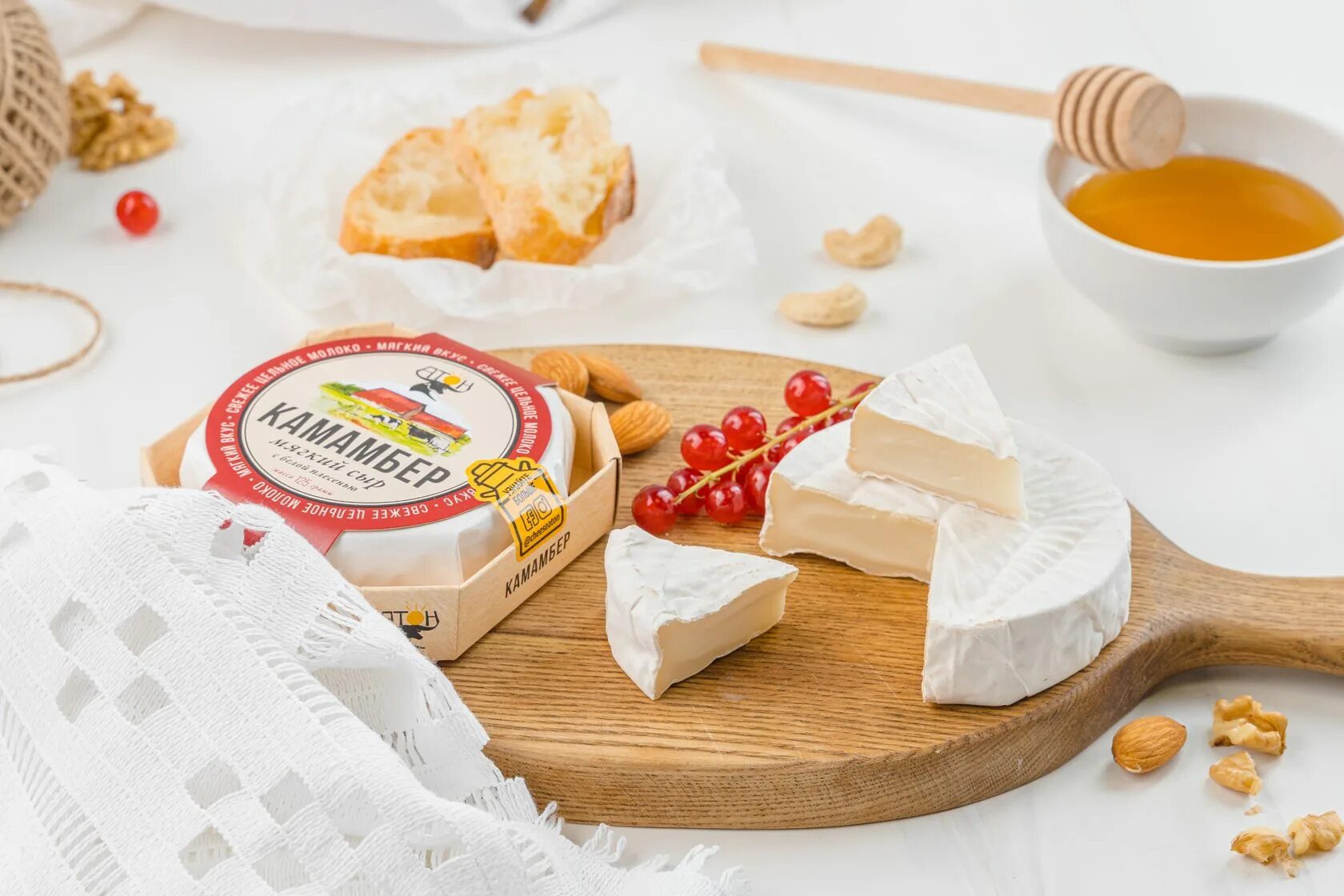 Сыр камамбер. Сыр бри (brie). Сыр камамбер коровий. Сыры бри и камамбер. Сыр камамбер brie.