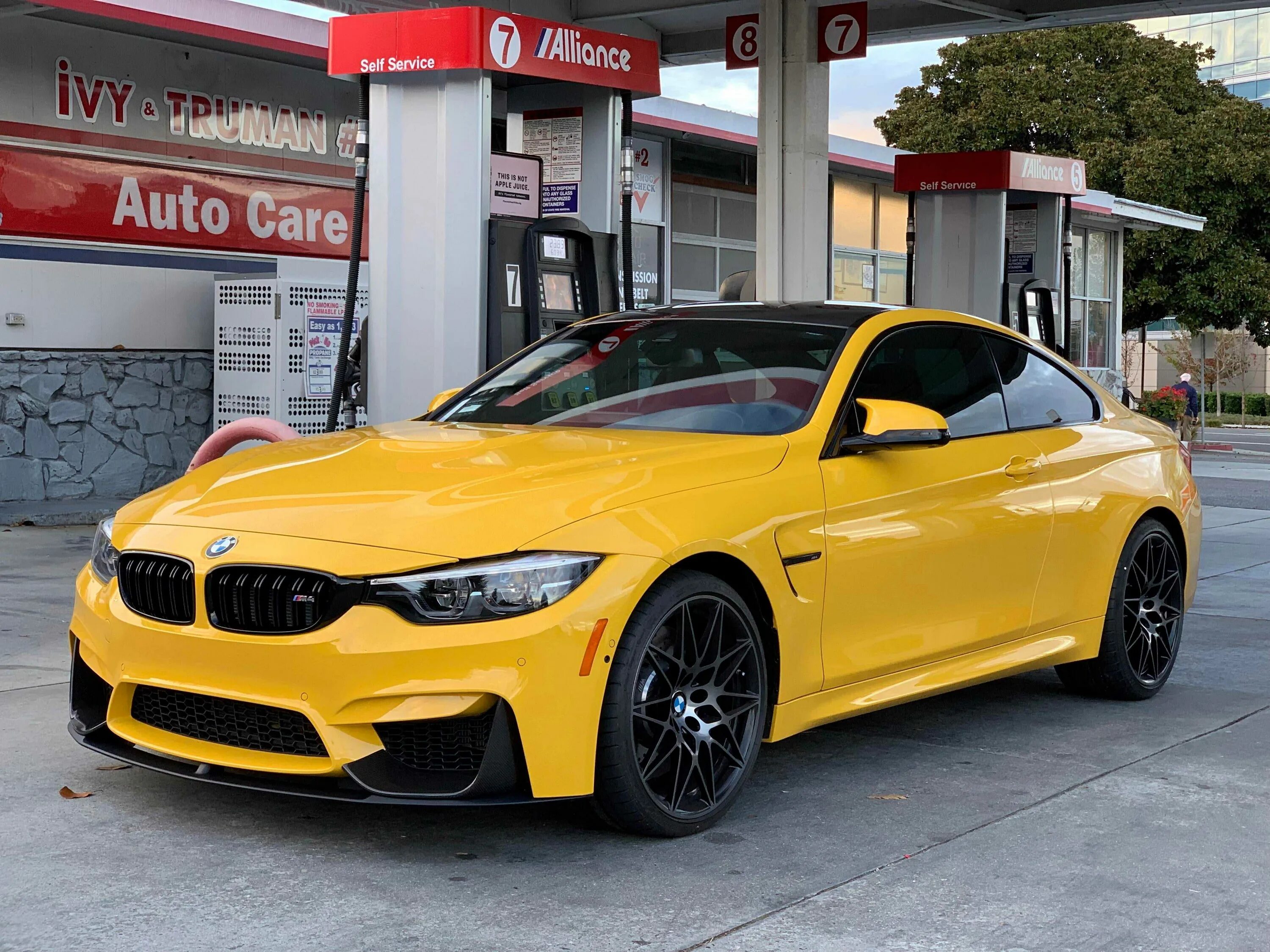 BMW m4 Coupe. BMW m4 Coupe 2019. BMW m4 Yellow. БМВ м4 Компетишн.