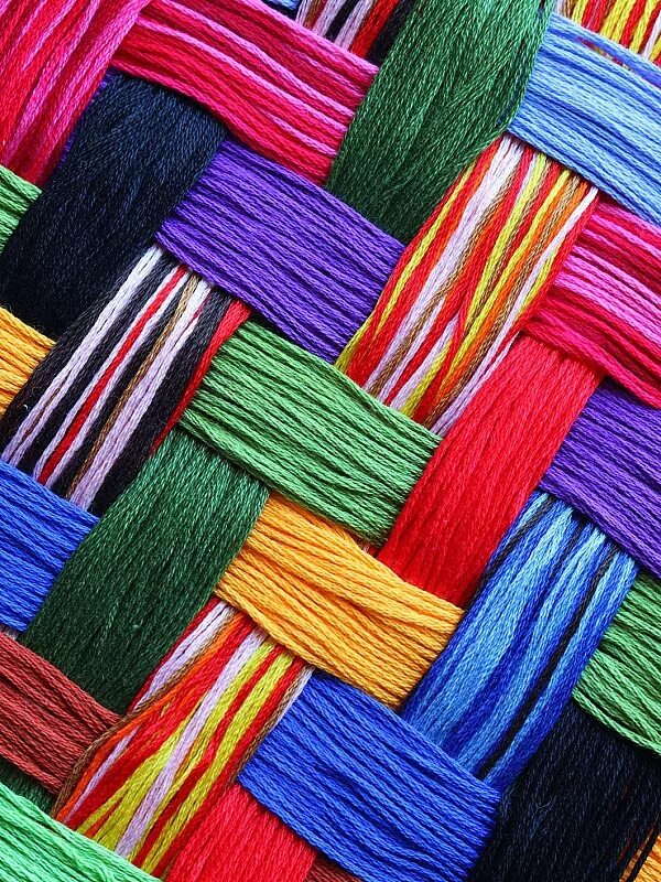 Пять ниток. Переплетение нитей в ткани. Разноцветные нити. Переплетенные нитки. Переплетённые разноцветные нити.