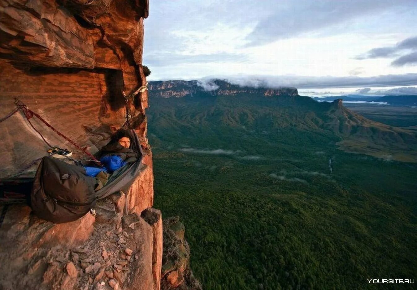 Девушка над пропастью. Человек на обрыве скалы. Защитить обрыв. Прекестулен норвегия. Вид с обрыва.