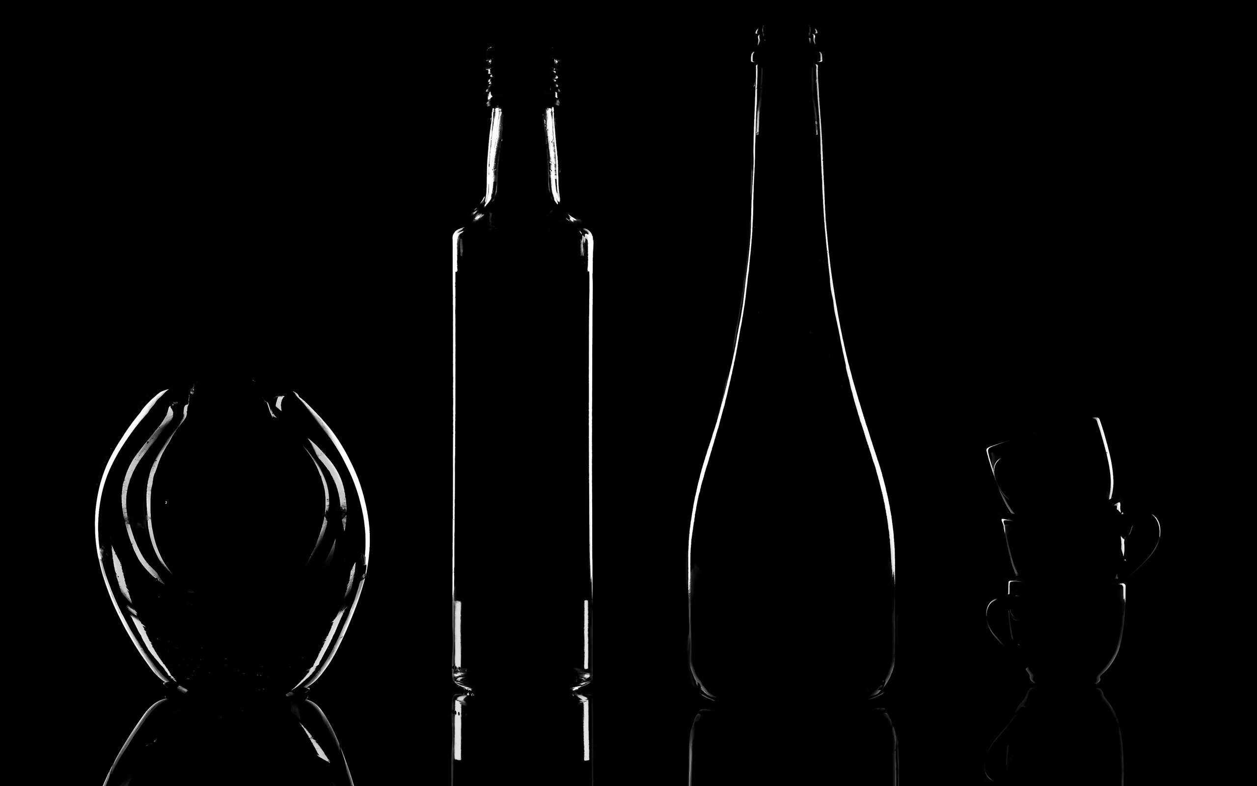 Бутылка фон. Бутылка на черном фоне. Стеклянная бутылка на черном фоне. Силуэт стеклянной бутылки. Стеклянная бутылка на темном фоне.