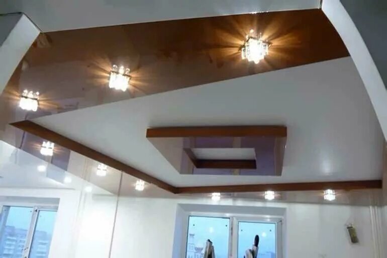 Закарнизная ниша бп40. Двухуровневый натяжной потолок с подсветкой. Двухуровневый натяжной потолок с балками. Потайной карниз пк14. Скрытый карниз для натяжного потолка.