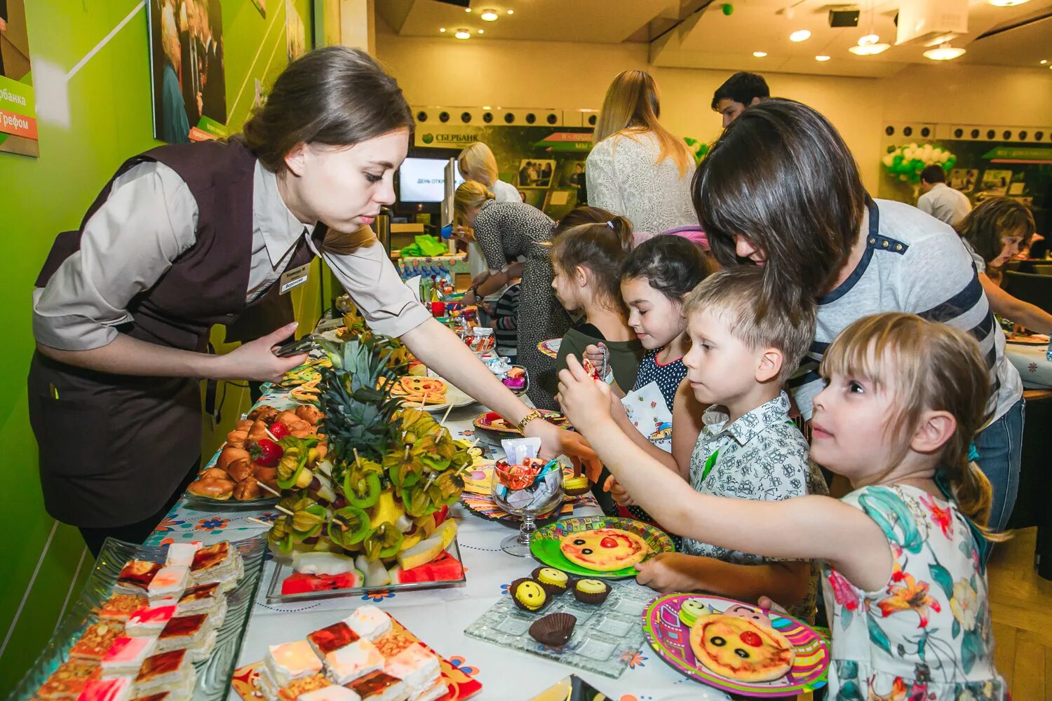 детский сад сбербанка. экскурсия в сбере для детей. работник сбербанка садик. атрибуты для детей для сюжетно ролевой игры сбербанк. финансовая грамотность в док.