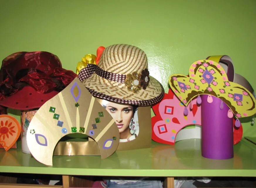 Театр шляп. Театральная шляпка. Театр шляп. Показ шляп театральных г чебоксары. Маска фестивальная.