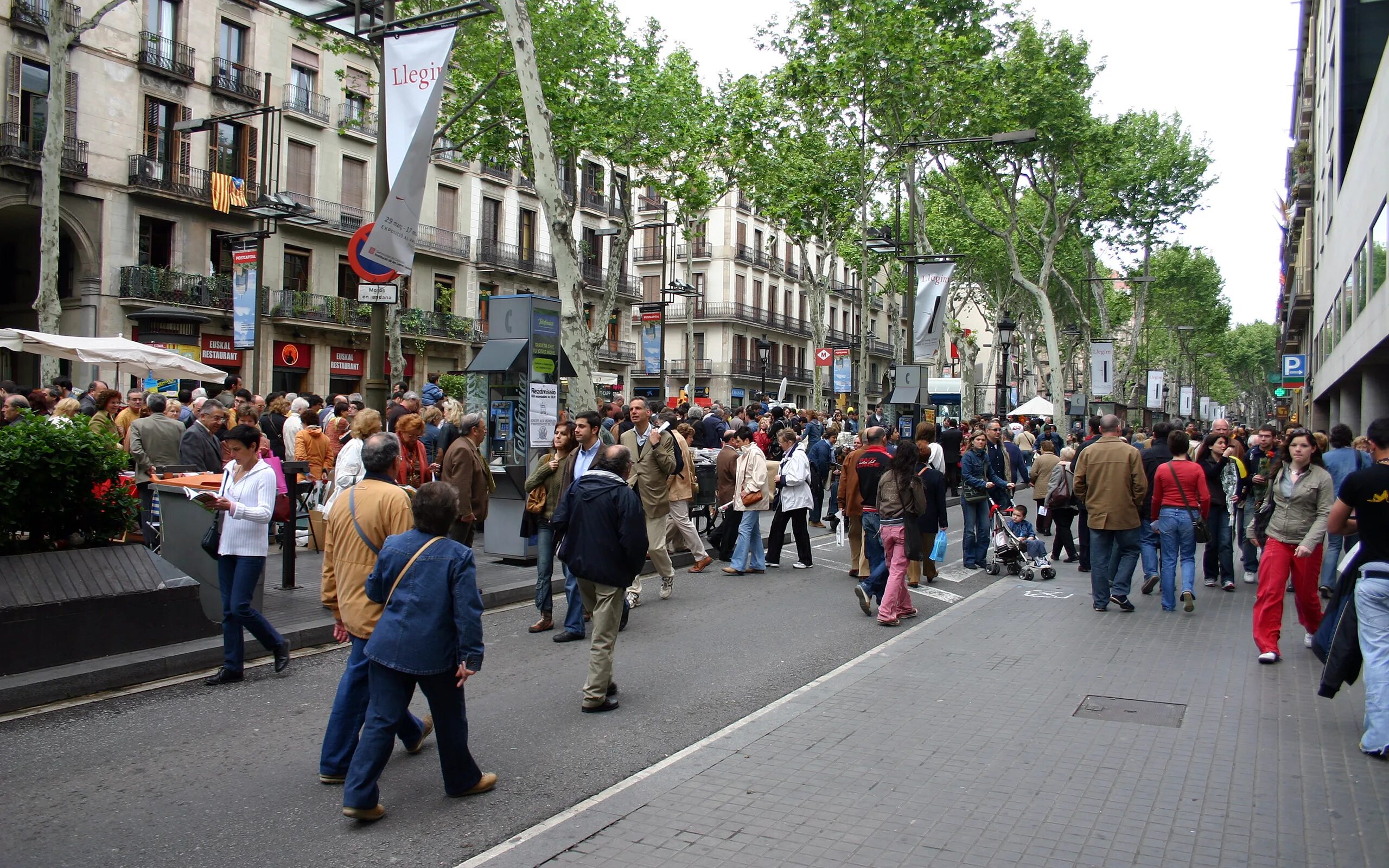 День живых улиц. Улица Рамбла в Барселоне. Бульвар Рамблас в Барселоне. Люди в городе. Барселона улицы.
