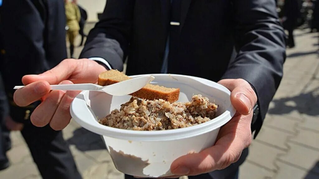 гречневая солдатская каша. каша гречневая армейская с тушенкой. каша солдатская гречневая полевая кухня. полевая кухня гречка с тушенкой. солдатская каша.