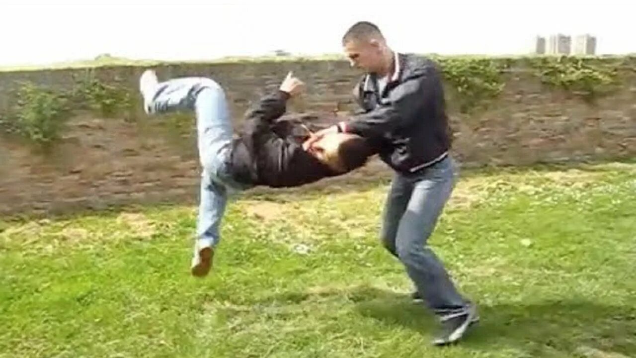 мужик показал боксеру как драться на улице