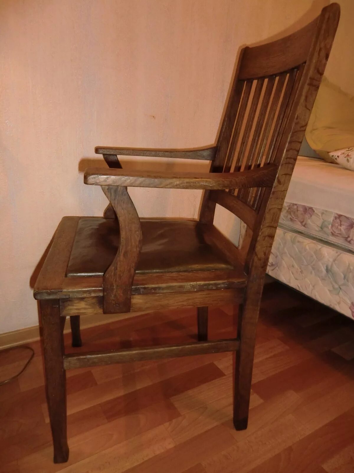Мебель 20 века. Старинный стул с подлокотниками. Стулья старинные деревянные. Старый деревянный стул с подлокотниками. Старинный дубовый стул.