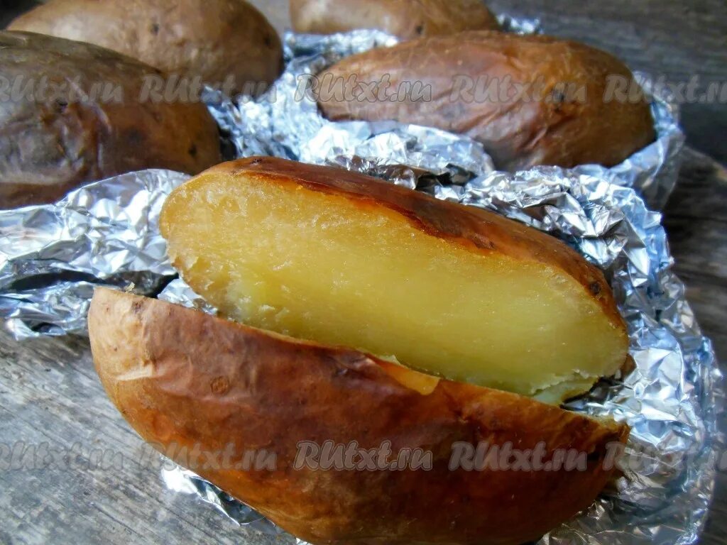 Картошка в кожуре в фольге. Картофель запеченный в духовке в фольге целиком. Картошка в фольге в духовке целиком. Запечённая картошка в духовке в фольге. Картошка с салом в фольге в духовке.