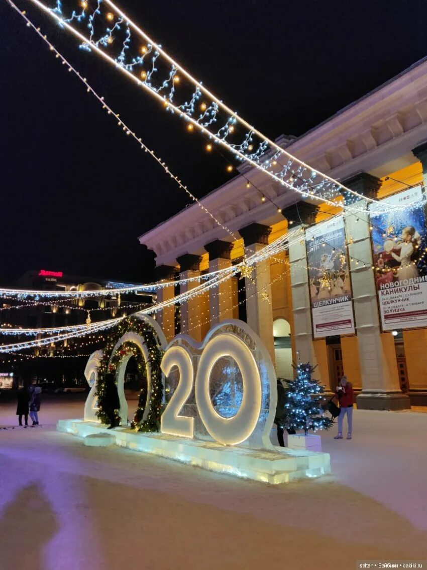 Новосибирск зимой новый год. Работа новый год новосибирск. Центр новосибирска новогодний. Новосибирск новогодние украшения на улицах. Новый год елка.