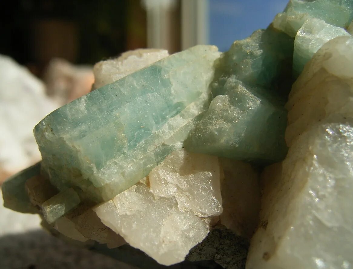 Аквамарин красноуральск. Аквамарин красноуральск. Аквамарин красноуральск. Аквамарин екатеринбург камень. Аметист и аквамарин.