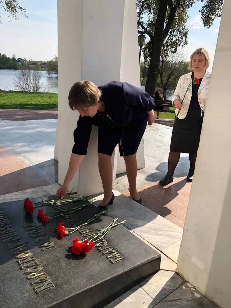 Мемориал у гимназии 175 Казань. 175 Гимназия Казань скорбим. Мемориал погибшим детям в Казани. Стихийный мемориал. Стихийный мемориал в память о жертвах