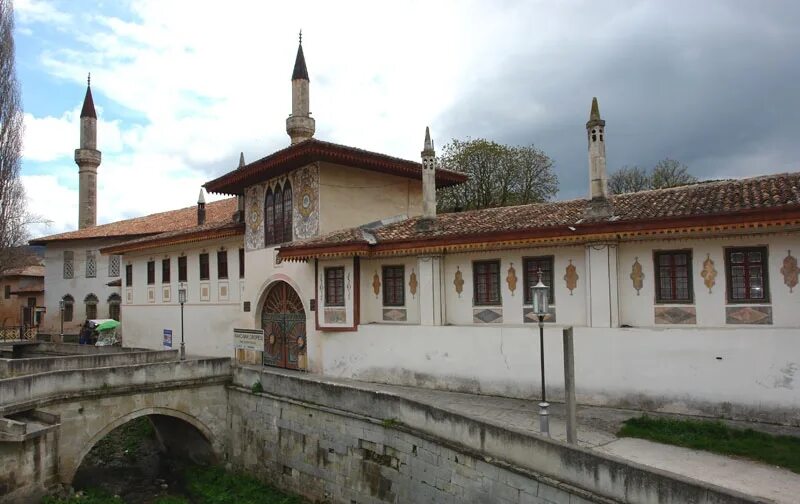 Ханский дюрбэ бахчисарай. Ханский дворец. Крым бахчисарай ханский дворец. Столица крымского ханства ханский дворец. Дворец хана в бахчисарае.