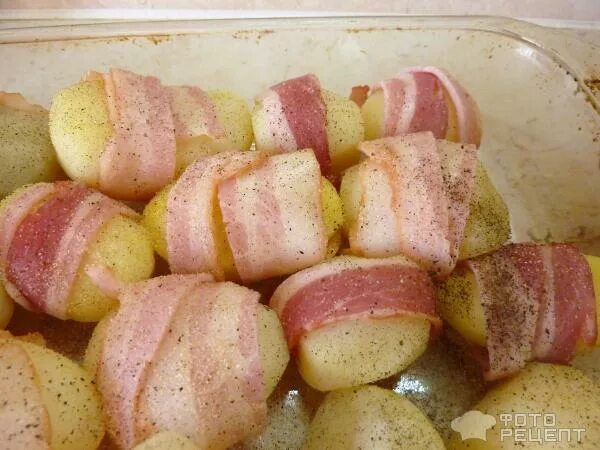 Картошка. Картошка в беконе в духовке со сметаной. Картошка обернутая беконом в духовке. Картошка завернутая в бекон. Картошка запечённая с беконом и сыром в духовке целиком.