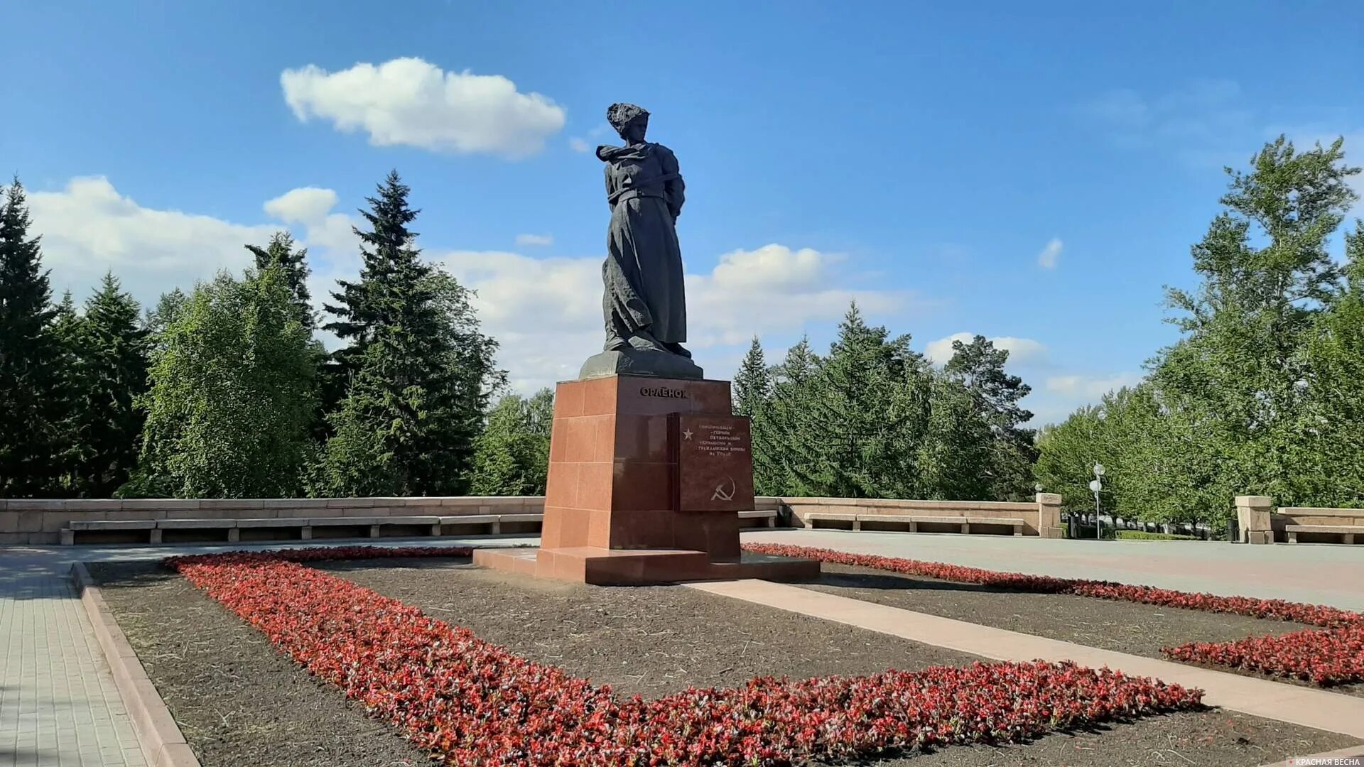 Памятники челябинска. Памятник орлёнок алое поле в Челябинске. Скульптура Орленок Головницкого. Орлёнок Головницкий челяюинск. Орлёнок (памятник).