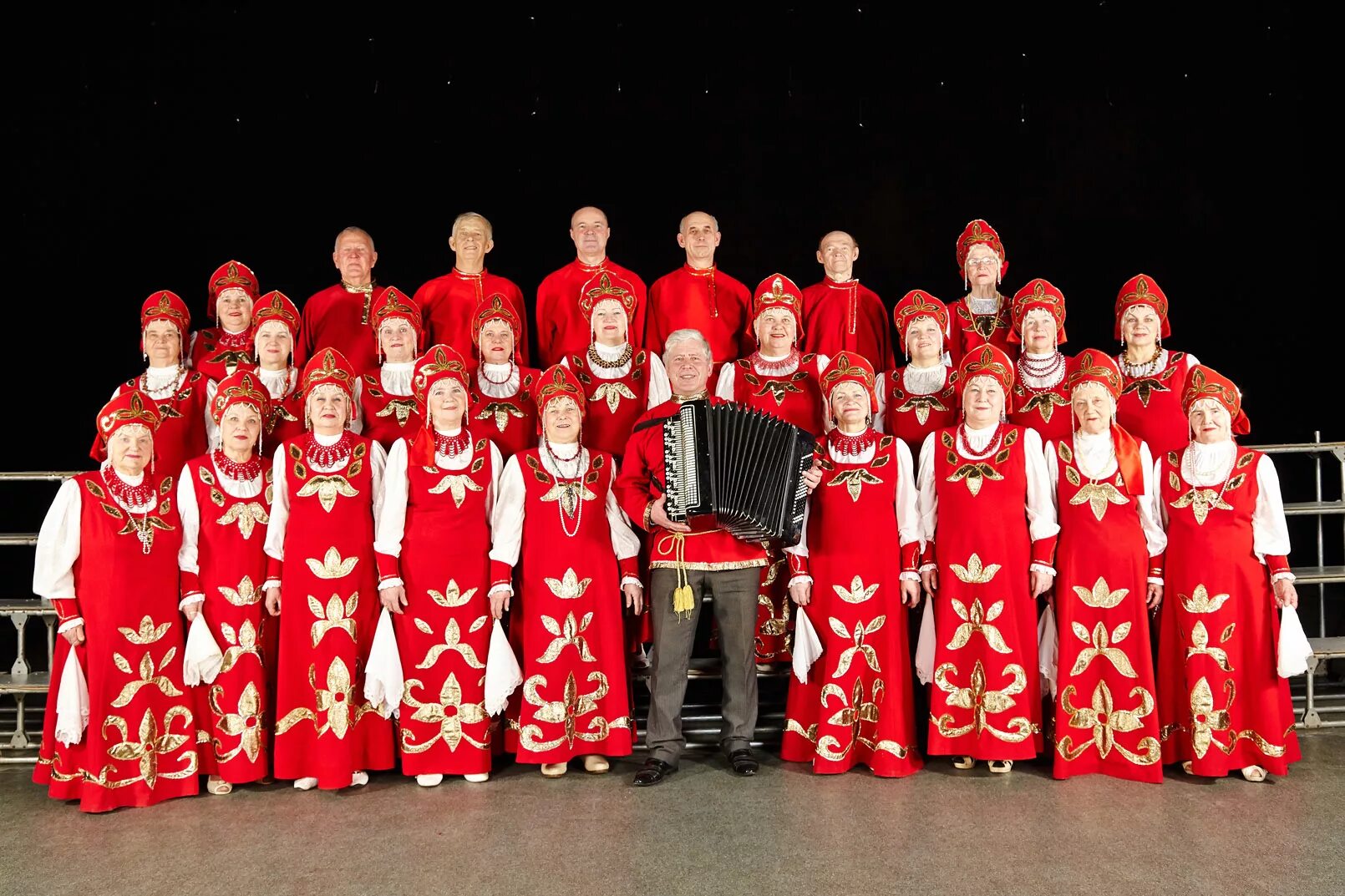 смешанный хор. хор поет. школьники поют. прикамский народный хор пермь. песни исполняет хор.