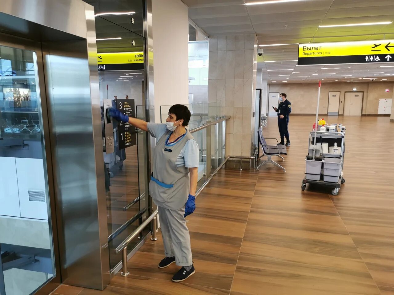 Д. Аэродром красноярск емельяново. Аэропорт емельяново красноярск самолеты. Служба аэропорт красноярск. Старый терминал в аэропорту красноярск емельяново.