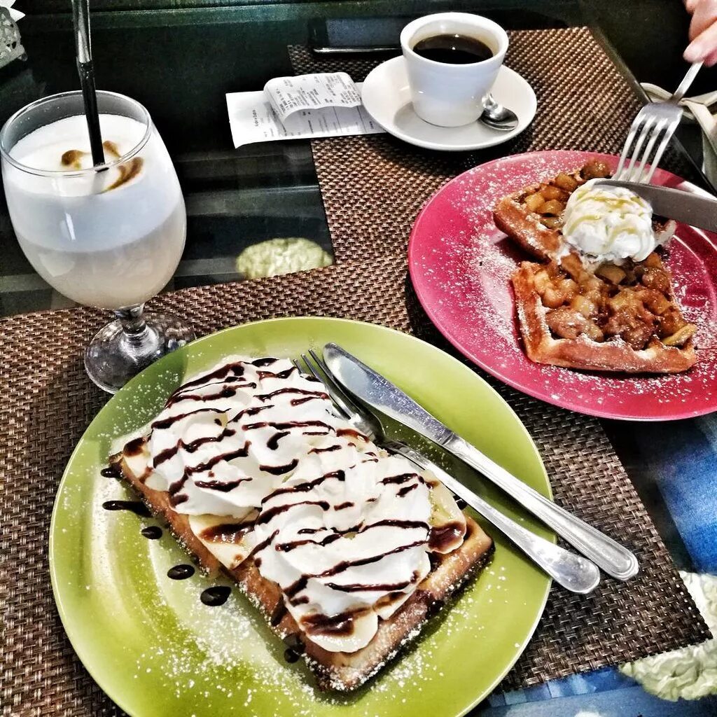 венские вафли и кофе. вафли кофе разговоры. кафе кофе вафли. пискарёвский проспект бенуа кофе вафли. кафе вафли.