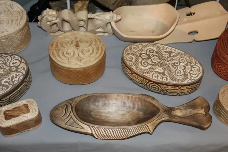 предметы народного промысла. керамика мезоамерики. традиционная роспись городецкая хохломская городецкая. инки ацтеки майя керамика. хохломская роспись промысел.