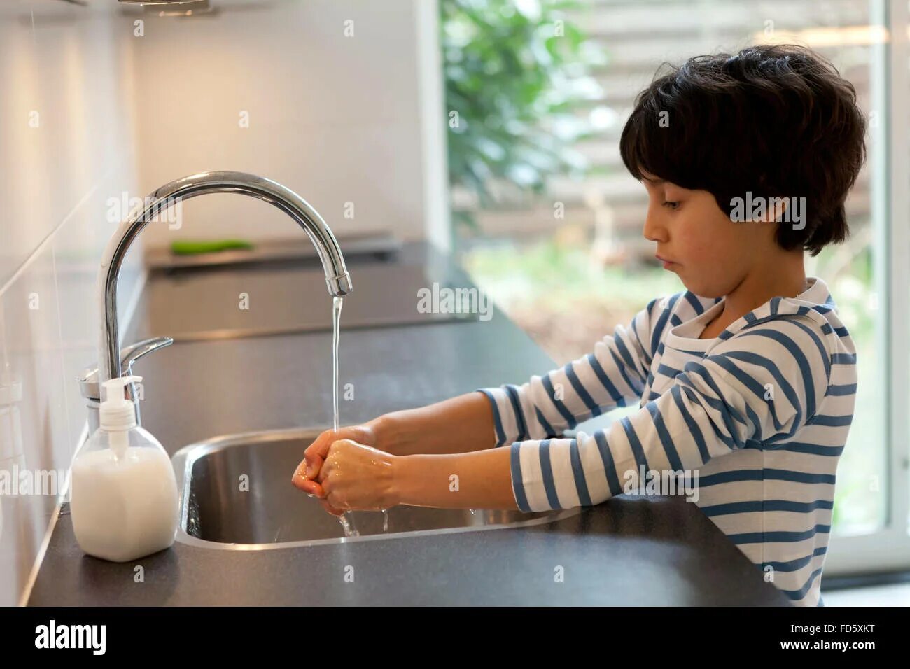 The children have washed. Мальчик моет руки картинка. Мальчик моющий руки. Мальчишка моет руки. Мытье рук для мальчиков.
