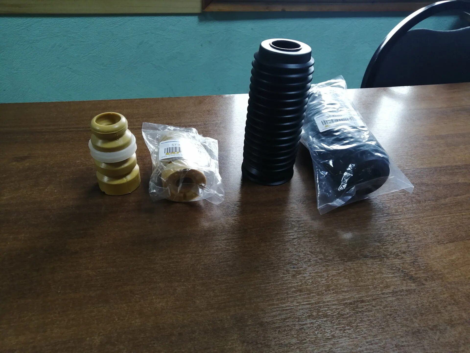 L206-34-015a мазда cx-5. B45a-34-015a. Пыльник мазда сх5. Пыльник заднего амортизатора mazda cx5. Мазда сх-5 пыльник и пыльники передних направляющих суппортов.