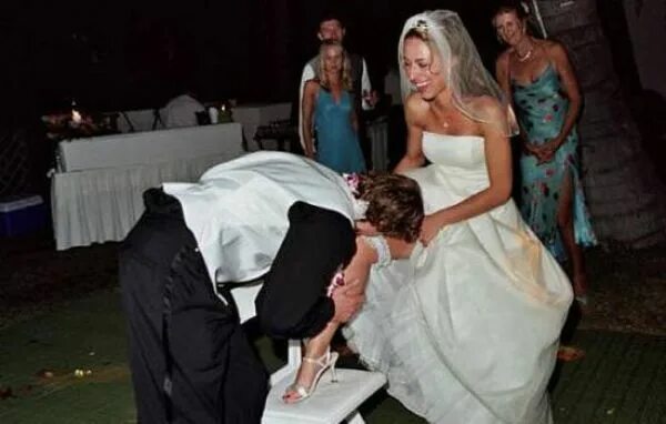 Самые смешные моменты на свадьбах. Невеста изменяет на свадьбе. Невеста изменяет жениху на свадьбе. На свадьбе унизил невесту. Измена мужу невесты