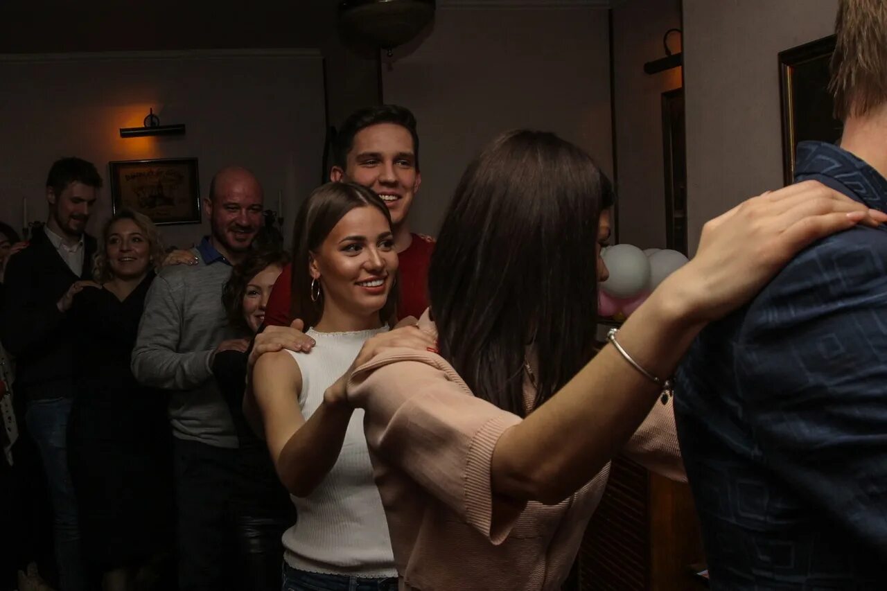 Пройти сеанс. Dans le noir спб. Пройти сеанс. Масажка как проходит сеанс. Девушка на кушетке.