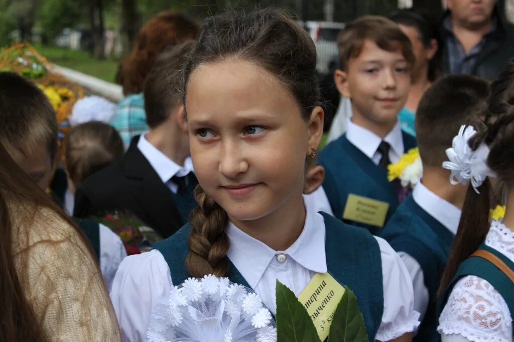 10 школа биробиджан. Первый звонок лицей. Лицей 23. Школа 3 биробиджан. Первоклассники.