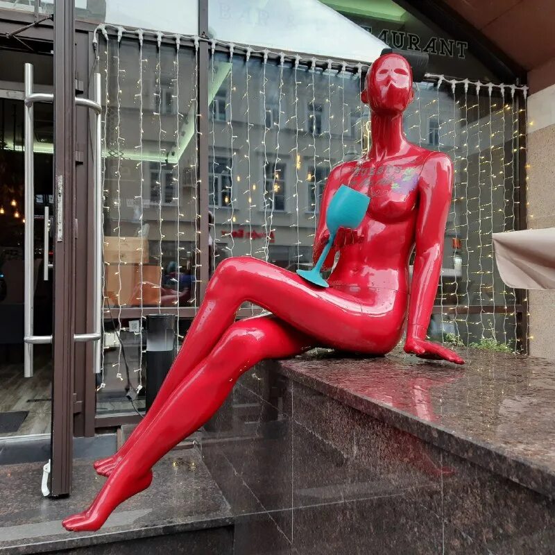 Светильник из манекена. Дизайнерский манекен красный. Манекен дизайнерский. Покрасить манекен. Красный манекен.