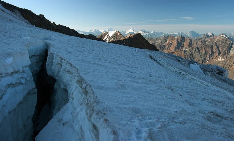 Трещина в горах. Бартуйский ледник. Ледник Карачаул. Зильгахох ледник. Ледник Кибиш.