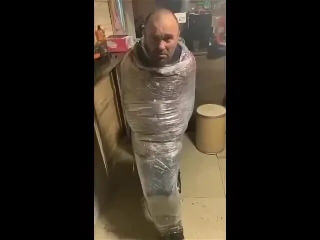 Костюм из скотча. Человек обмотанный пищевой пленкой. Человек замотан скотчем. Человек замотанный изолентой. Костюм из туалетной бумаги.