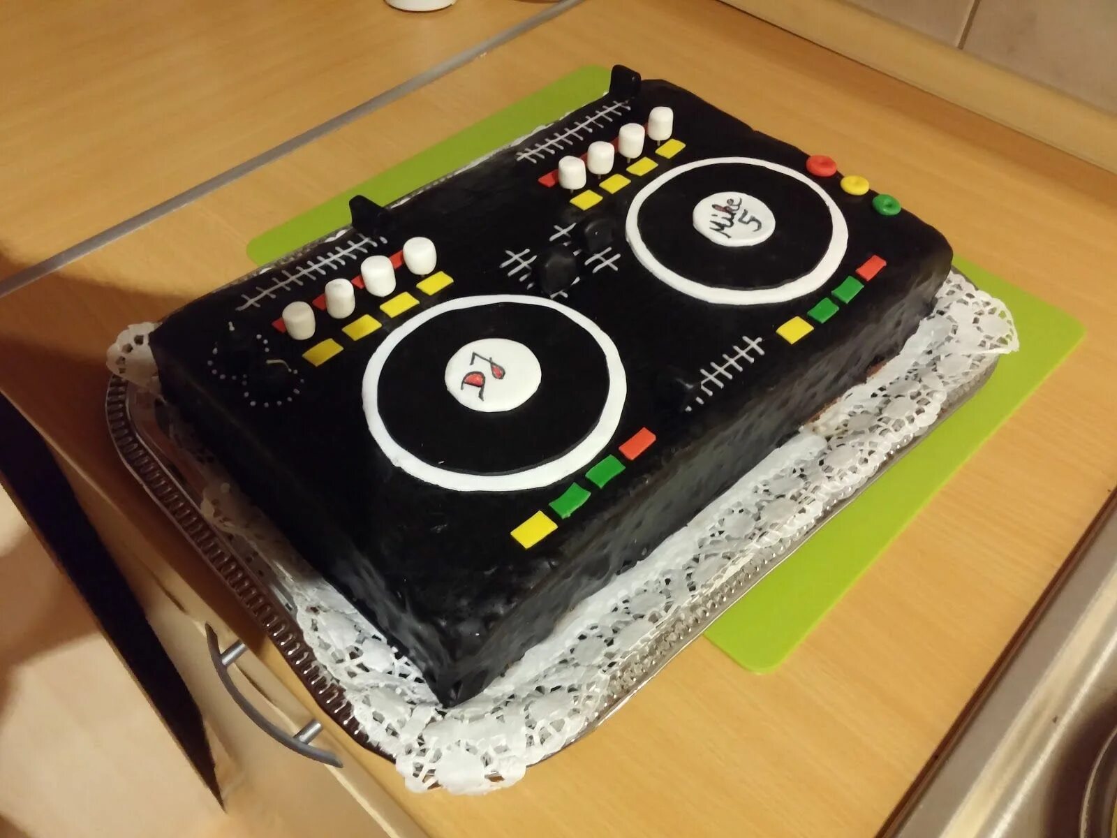 Торт в виде пульта диджея. Торт диджею. Торт для дж. Торт диджейский пульт. Торт для диджея.