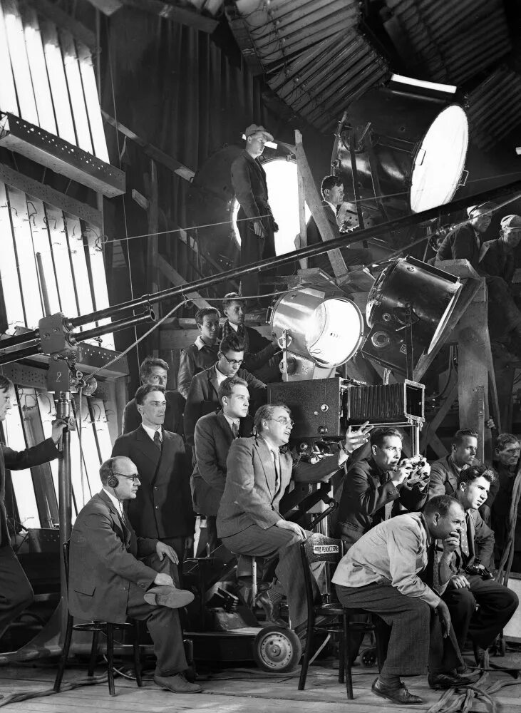 Мосфильм заставка. Мосфильм. Мосфильм 1924. Эмблема мосфильма рабочий и колхозница. Как называется киностудия основанная в 1924 году.