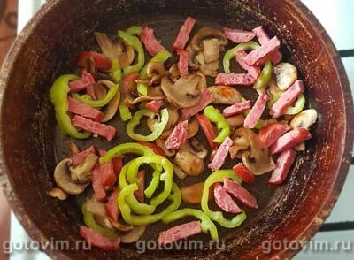 Пицца с колбасой грибами огурцами