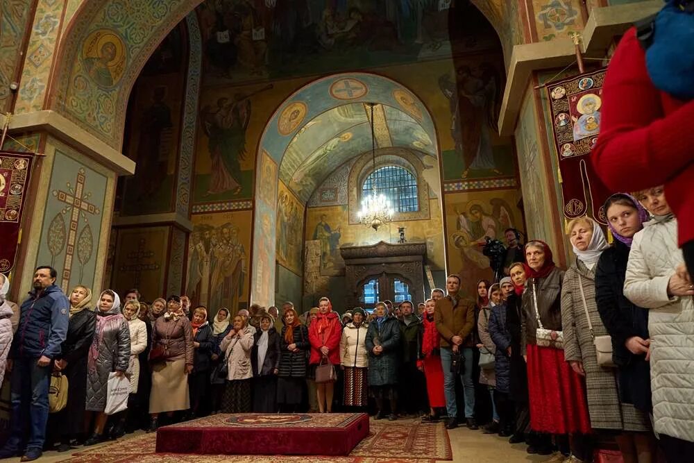 Софийский собор митрополита. Софийский собор великий новгород мощи. Богослужение в софийском соборе новгорода. Богослужение в софийском соборе новгорода. Служба в софийском соборе.