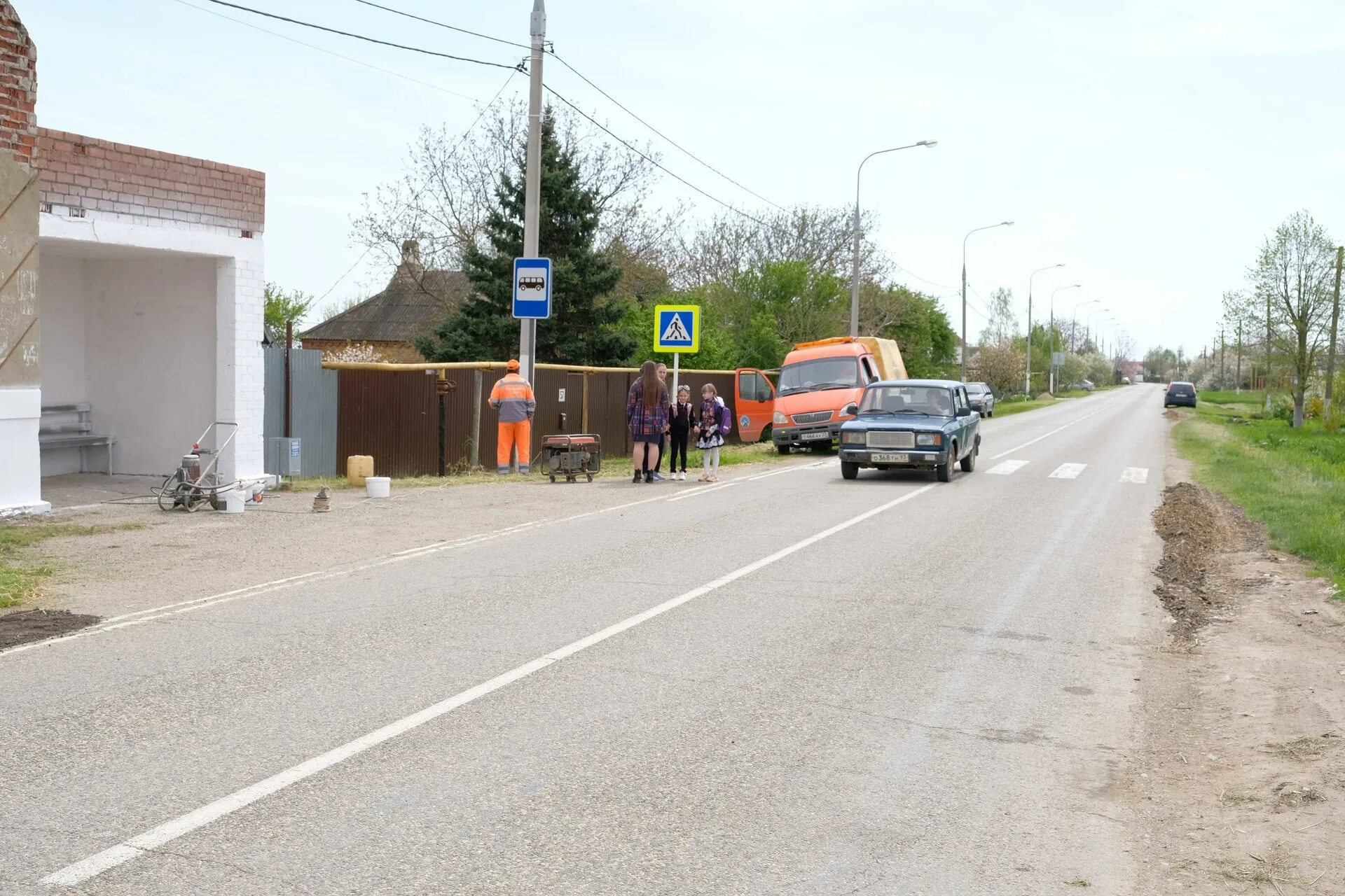 Выкопанный ров. Ров вдоль дороги оку. Владельцы дорог. Хозяин дороги. Бугор на дороге.