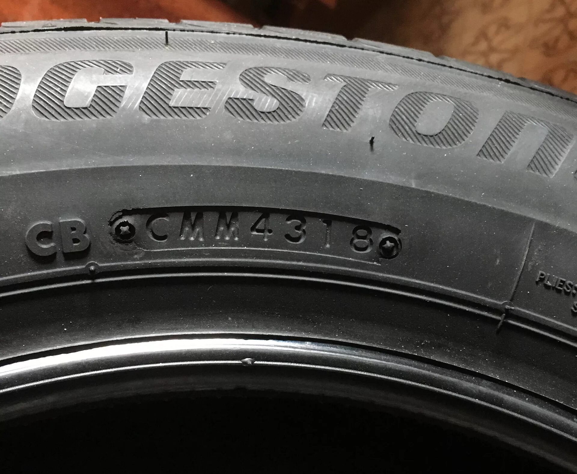 Где на колесах дата. Bridgestone Turanza t001 Дата выпуска. Номер резины Бриджстоун r179. Бриджстоун Туранза т001 2254519. Год выпуска шины Bridgestone Turanza.