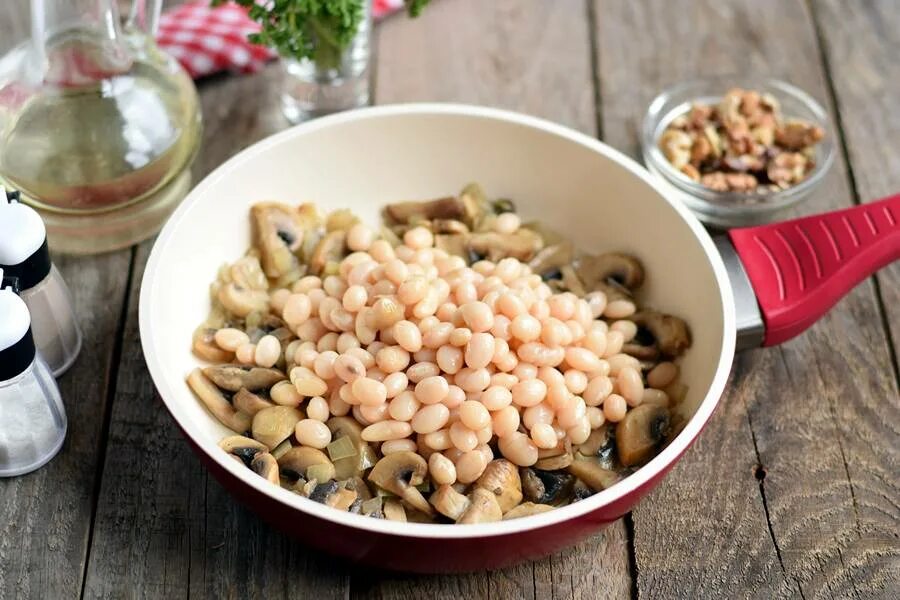 Салат с фасолью и грибами. Салат с фасолью и грибами шампиньонами. Фасоль маринованные шампиньоны салат. Фасоль с шампиньонами. Салат с белой фасолью и шампиньонами.