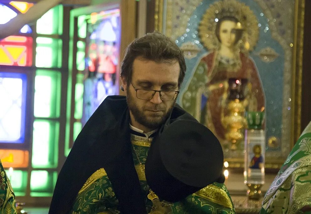 Телеканал спас простые чудеса. Отец георгий поляков санкт-петербург. Регина парпиева слепая. Владимир мунтян молитвы за исцеления. Пусть мёртвые хоронят своих мертвецов евангелие.