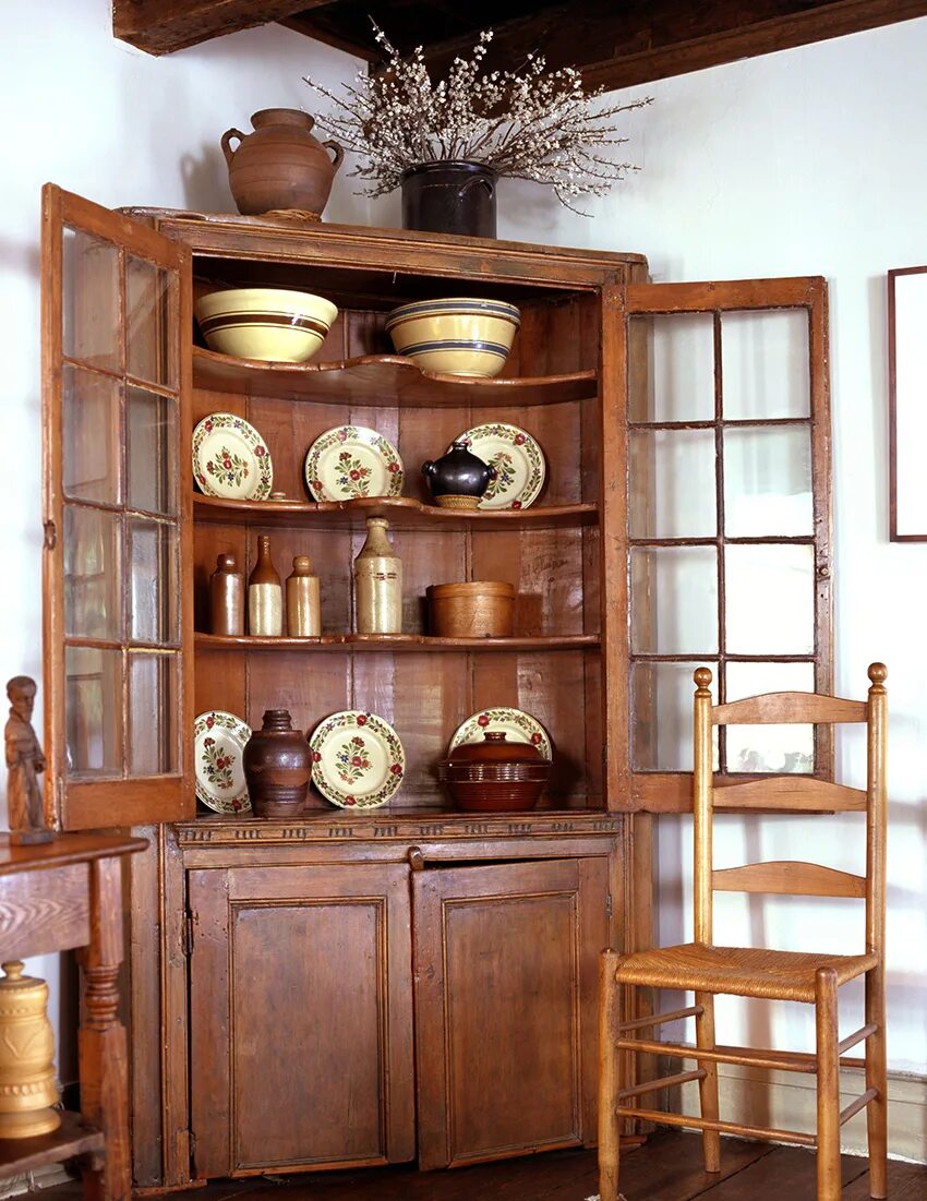 Шкаф для посуды какой. Сервант витрина Хельга Ангстрем. Старинные вещи в интерьере. Буфет для кухни старинный. Старинный шкаф для посуды.