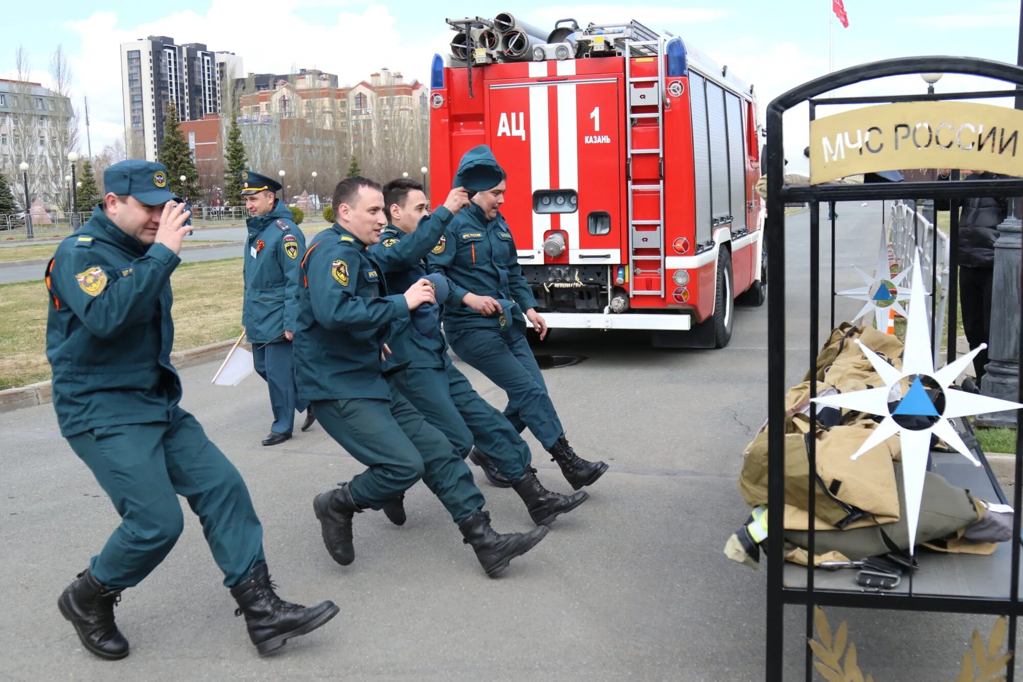 Создание пожарной охраны вологды. Пожарная охрана. Пожарные России. Пожарный МЧС. С днем пожарной охраны.