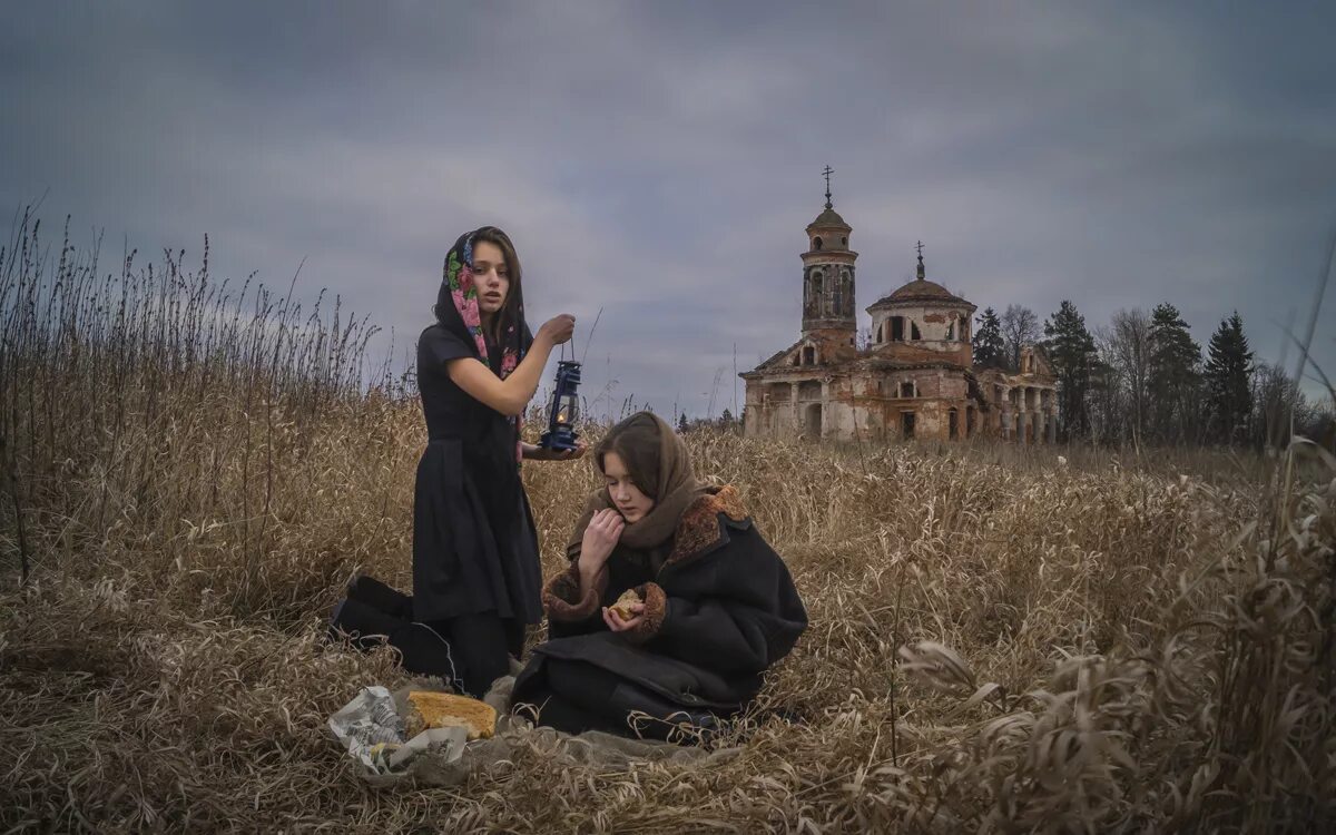 Девушка возле церкви. Наталья осман follow me. Православная девушка. Фото на фоне церкви. Девушка возле церкви.