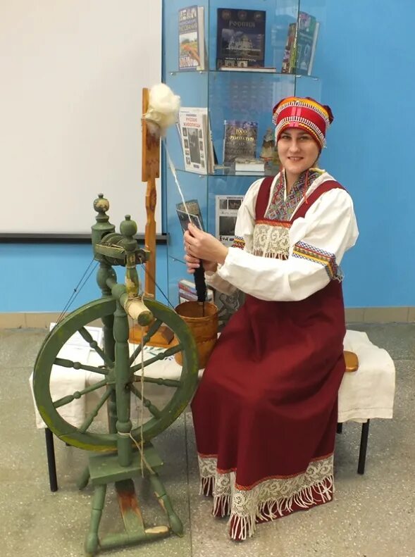 Человек прядет. Прядет на прялке. Прялка казачки. Прясть пряжу. Русская Пряха.