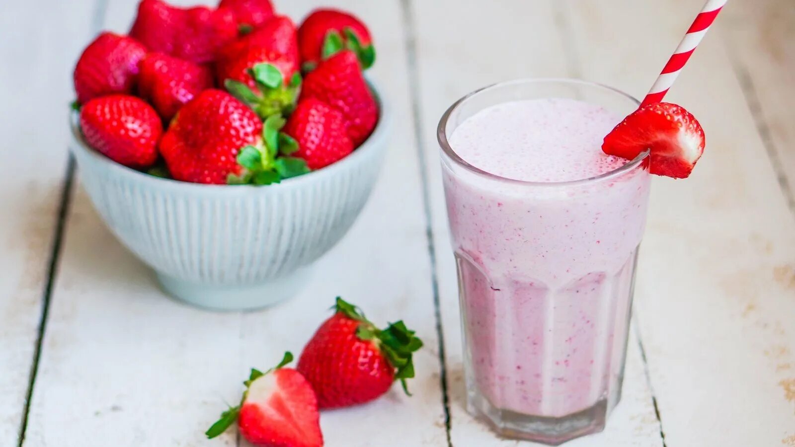 Стакан для смузи. Смузи с трубочкой. Стакан со смузи. Смородиновый смузи. Коктейль фруктовый милк шейк.