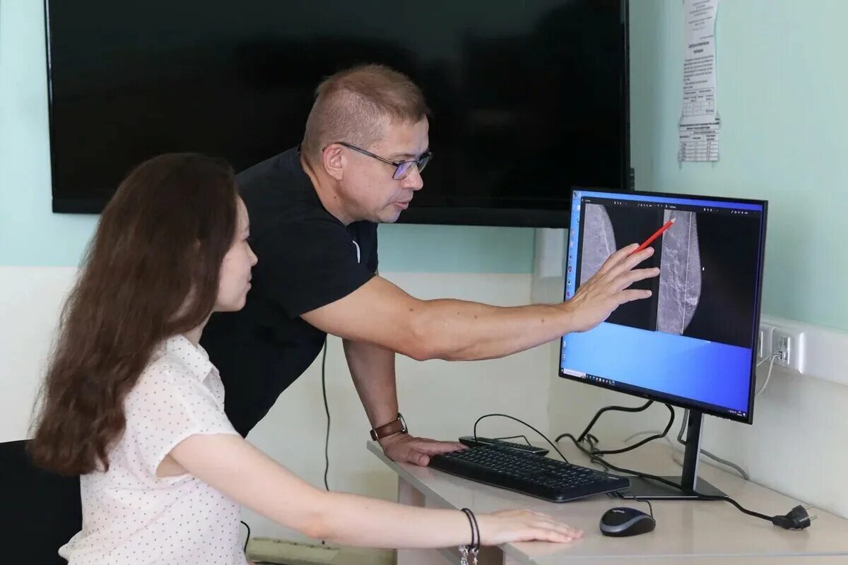 Старшеклассник у доски. Егэ мальчики красивые. Ученики на егэ. Врач с микроскопом. Институт нейронаук вшэ.