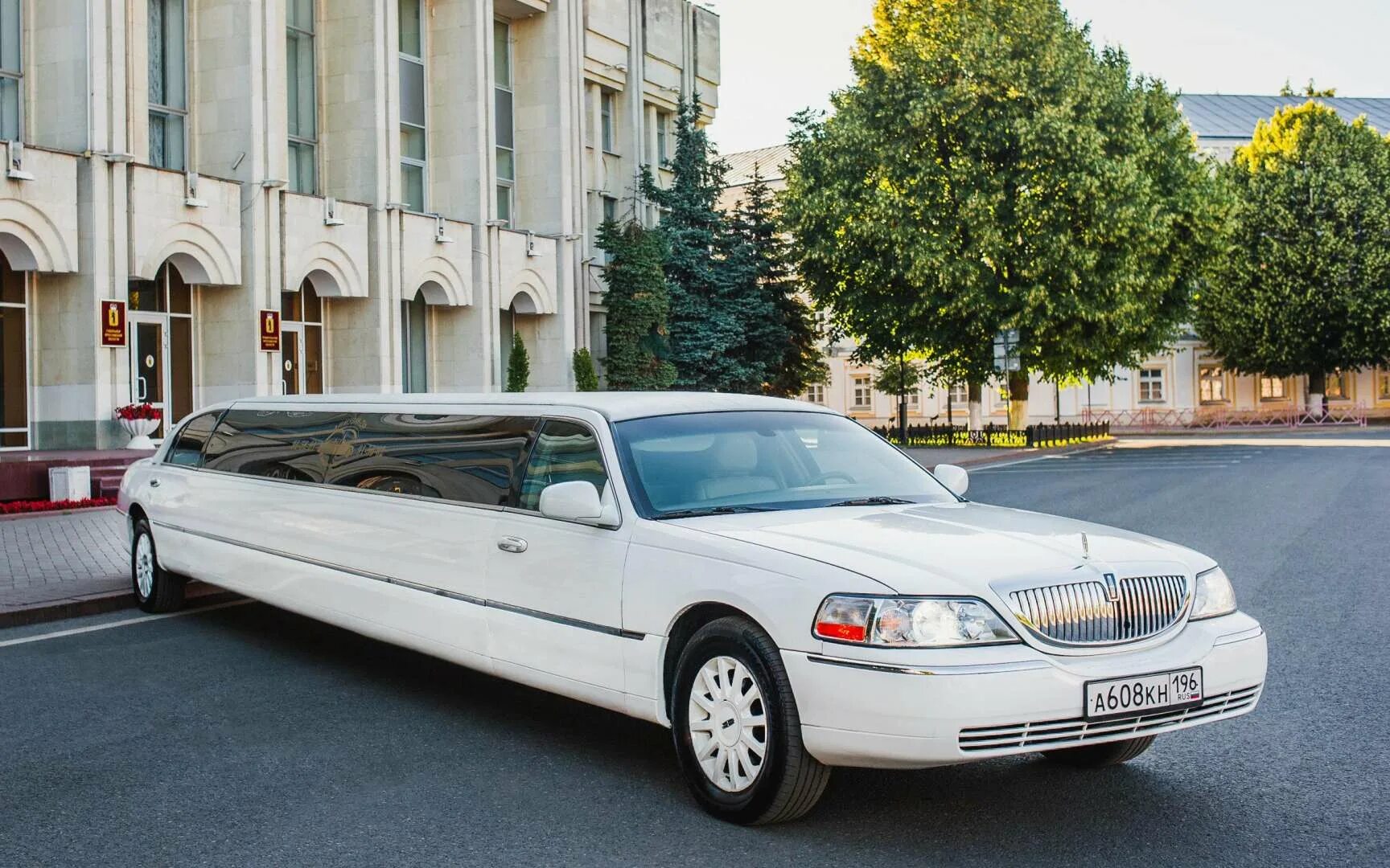 Включи 24 часа лимузин. Lincoln town car 2005 лимузин. лимузин линкольн 1971. бентли лимузин линкольн 200. линкольн лимузин 2025.
