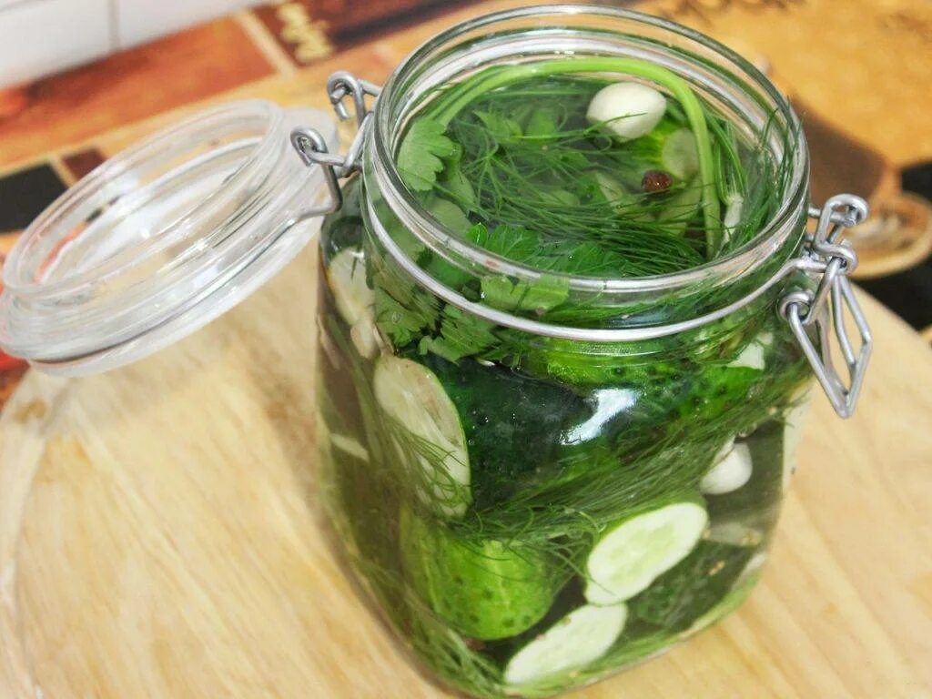 Огурцы малосольные апекс. Малосольные огурцы в 3 литровой банке. Огурцы малосольные апекс. Малосольные огурцы в банке. Малосольные огурцы в банке.