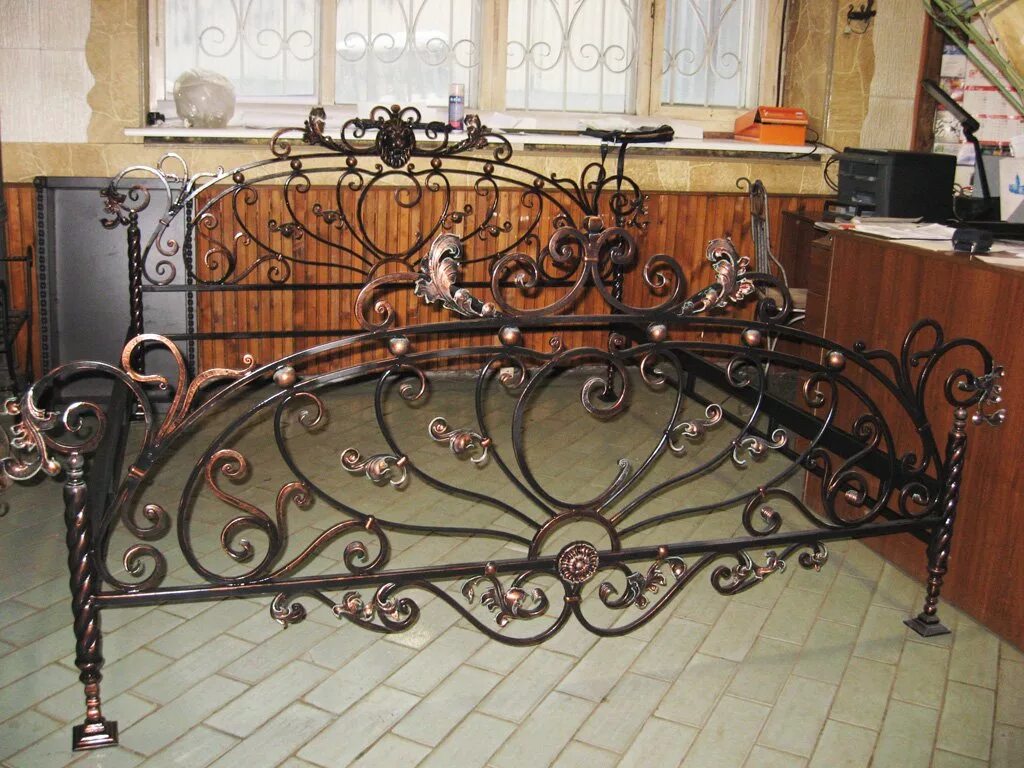 Студия ковки элементы. Студия ковки интернет. Студия ковки элементы. Козырёк для звонка на калитку. Художественная ковка.