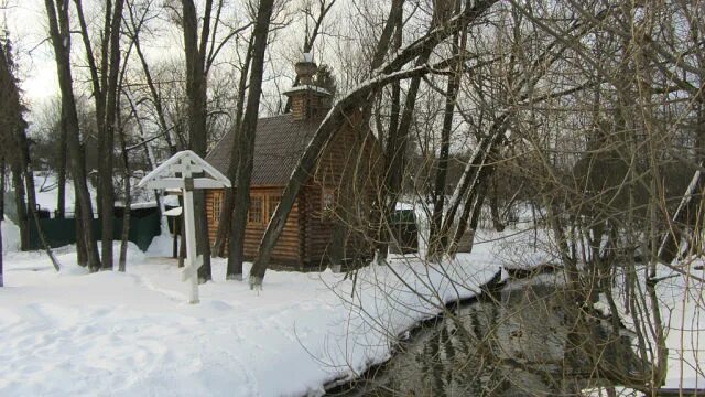 Вода переделкино. Вода переделкино. Переделкино ближнее пруд. Федосьинский пруд переделкино. Переделкино источник казанской божьей матери.