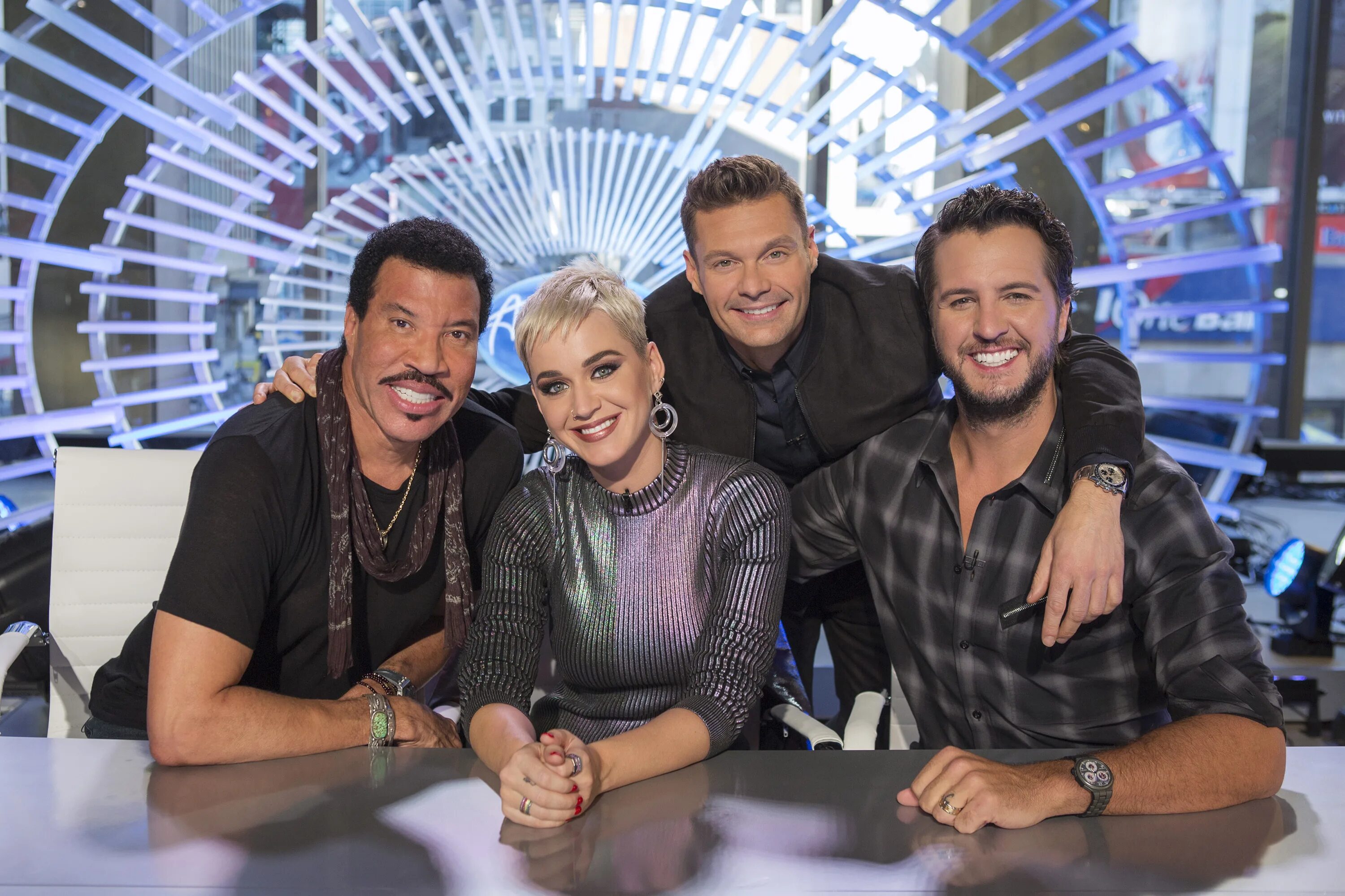 Ведущий america got talent. Американское шоу песен. American got talent судьи. Американское шоу песен. America got talent жюри хайди.